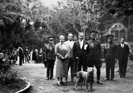 Only Turk Siyasi Posting V Twitter Mustafa Kemal Ataturk Un Manevi Kizi Afet Inan Ve Kopegi Foks Ile 14 Subat 1929 Tarihinde Gulhane Parki Nda Cekilmis Bir Fotografi Https T Co Jpybjkssiw