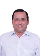 Dr. Erik 77 prefeito eleito de Oliveira em 2024. Biografia e Proposta