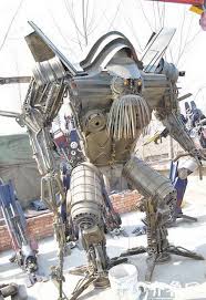 Skulpturen aus mystisch ausehenden drachen und phantasiefiguren aus alteisen von hans jürgen fuhrmann. Roboter Ritter Aus Schrott Machen Es Selbst Riesentransformatoren Aus Schrott Ungewohnliche Exponate Der Stadtmullkippe