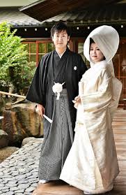 Black And White Traditional Wedding Attire A Japenese Groom Wears A Black Suit Or Kimono And The Bride Wears A White Silk Hood Called A Tsu Wedding Outfit Traditional Dresses Traditional Wedding Attire