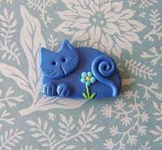 polymer clay blue cat with turquoise flower pin or magnet seramik sanati minyaturler sanat