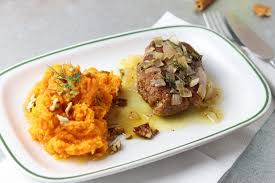 Steak Mit Beurre Blanc Sauce An Ahorn Pekannuss Susskartoffelbrei Rezept Susskartoffelbrei Einfache Gerichte Rezepte