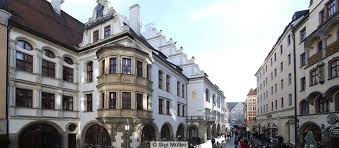 The hofbräuhaus am platzl is a beer hall in munich, bavaria, germany, originally built in 1589 by bavarian duke maximilian i as an extension of the staatliches hofbräuhaus in münchen brewery. Hofbrauhaus Munchen Online