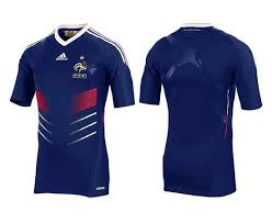 Le maillot officiel de l'équipe de france de football est commercialisé à environ 85€. Le Nouveau Maillot De L Equipe De France De Football En Detail Paperblog