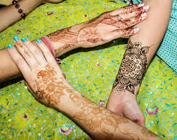 Stages Of Mehndi On Three Linked Arms Just Applied Dark Brown Henna Patterns Newly Done Pale Orange Mehndi Henna Tattoo Hand Cute Henna Designs Cute Henna