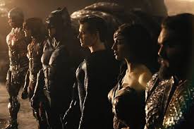 Cuando un grupo de demonios crean una serie de alucinaciones entre la población que les lleva a cometer crímenes violentos, batman y el resto de la liga de la justicia se ve en la necesidad de formar un nuevo grupo de superhéroes con capacidades mágicas, liderado por constantine, para salvar a la humanidad. La Liga De La Justicia De Zack Snyder La Mas Brillante Por Oscura Alternativa A Marvel Cine
