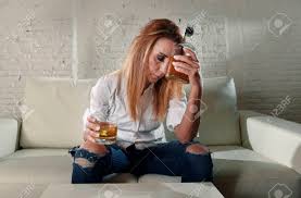 Zou bisou bisou (scotch + sofa remix by iamx). Blond Traurig Und Alkoholische Betrunken Frau Sitzt Zu Hause Sofa Couch Trinken Scotch Whisky Halt Eine Flasche Gegen Den Kopf Leiden Kater In Alkoholismus Und Alkoholmissbrauch Verschwendet Lizenzfreie Fotos Bilder Und Stock