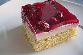Schmand und eigelb unterrühren und auf dem boden verteilen. Kirsch Schmand Blechkuchen Einfach Nur Lecker