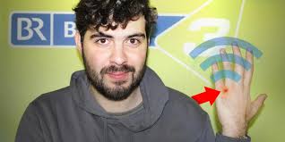 Redaktions-Cyborg 3 Fragen, 3 Antworten: Christian Alt hat einen Datenchip  in der Hand