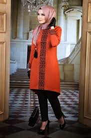 2015 Yazlik Muslima Desen Nakisli Tunik By Muslima Wear Nisanlik Abiye Modelleri Kapali Bayan Mezuniyet Tunik Giyim Kiyafet