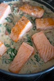 Filets De Saumon A La Creme Et Aux Epinards Cuisinons En Couleurs Recette Recette Filet De Saumon Saumon A La Creme Filet De Saumon