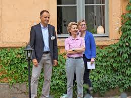 That's apparently enough to become commission president, former european parliament president martin schulz among friends and foes alike, von der leyen's stewardship of the defense ministry, which she has headed since 2014, is regarded as a failure. Bundesverteidigungsministerin Ursula Von Der Leyen Zu Gast Im Schloss In Gross Ziethen