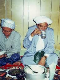 Abah guru sekumpul dikenal banyak ulama' sebagai wali masyhur dari banua kalimantan. Kisah Nabi Khidir Meminta Segelas Air Minum Di Rumah Abah Guru Sekumpul
