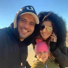 فبعد لقائهما الأوّل لم يتحدّث أحدهما إلى الآخر لمدّة سنة، لتقوم يارا بعد سنة بالاتصال بعماد لتدعوه للاشتراك في زيارة لمستشفى سرطان الأطفال، وبدأت العلاقة العاطفية من هنا. Ø¨ÙØ§Ø¨Ø© Ø±ÙØ² Ø§ÙÙÙØ³Ù ÙØ§Ø±Ø§ ÙØ¹ÙÙ ÙØ¹ÙØ§Ø¯ ÙØªØ¹Ø¨ ØªÙØ§ØµÙÙ Ø£Ø²ÙØ© Ø§ÙÙÙØªØ¬Ø¹ Ø§ÙØ³ÙØ§Ø­Ù Ø§ÙØ´ÙÙØ±