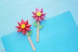 We use standard size 6 inch x 6 inch (15cm x 15cm) square origami paper for this site unless stated otherwise. Pretty Paper Flower Craft For Kids Mombrite