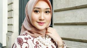 Contoh model blazer batik dian pelangi modern terbaru ini merupakan contoh terbaik dari berbagai model desain blazer yang ada. 6 Inspirasi Gaya Busana Motif Etnik Dian Pelangi Yang Kece Dan Stylish