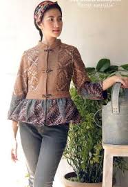 Diatas adalah salah satu konsep khas untuk model baju batik kerja wanita biasanya guru, perawat dan bidan yang memang di khsuskan ketika memilih jenis dan model batik kantor bisa deh mencoba membuat dengan gambar diatas. 15 Contoh Model Baju Batik Santai Simpel Elegan Modern 2020
