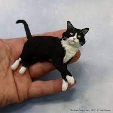 手のひらに横たわるサイズの極小猫 目を凝らしても本物に見まごう 猫ジャーナル 動物の彫刻 フェルト 猫 ニードルフェルト猫