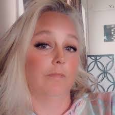 Deanne Richmond's Instagram, Twitter & Facebook