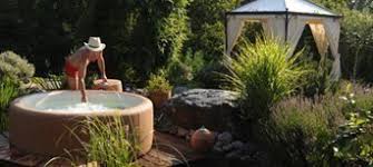 Dieser pool zeichnet sich durch seine unglaublich schnelle und einfache montage aus, damit sie nicht lange warten müssen um ihn. Holz Umrandung Fuer Whirlpool Selber Bauen Bierpong Holz Tisch Bauen