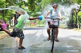 People splash water to celebrate Songkran Festival in Thailand (4) -  People's Daily Online