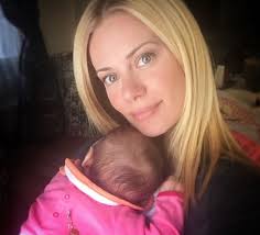 Το στιγμιότυπο είναι από την τηλεοπτική σειρά του star, οι δικηγόροι της. Zeta Makrypoylia Pozarei Agkalia Me Thn Ligwn Mhnwn Anipsia Ths Tempo24 News