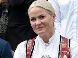 Her engagement to his royal highness crown prince haakon was announced on 1 december 2000, and they were married in oslo cathedral on 25 august 2001. Mette Marit In Trauer Sie War Ein Mittelpunkt Unseres Lebens