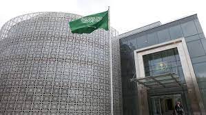 الصمود احتشد العديد من أبناء الجالية اليمنية وعدد اخر من الناشطين العرب والالمان، أمام السفارة السعودية بالعاصمة الألمانية برلين، للتنديد باستمرار العدوان والحصار الجائرين على اليمن. Ø§Ù„Ø³ÙØ§Ø±Ø© Ø§Ù„Ø³Ø¹ÙˆØ¯ÙŠØ© ÙÙŠ Ø¨Ø±Ù„ÙŠÙ† ØªØ³ØªÙ†ÙƒØ± ÙˆØ¶Ø¹ Ø¹Ù„Ù… Ø§Ù„Ù…Ù…Ù„ÙƒØ© Ø¹Ù„Ù‰ Ù…Ù†ØªØ¬ ÙƒØ­ÙˆÙ„ÙŠ Rt Arabic