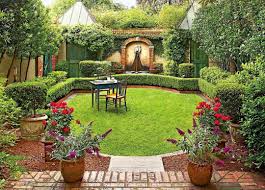 For All The Symmetrical Garden Lovers Our There Symmetricalgarden Gardendesign Formalgarden Gardenarchitecture Sy Tradgard Spalje Tradgard Spalje
