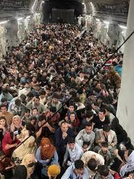 Vídeo mostra pessoas caindo de avião dos eua que decolou. 5hedule7yqceem