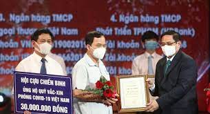 Có phụ huynh đã dùng tiền du học của con trai để ủng hộ quỹ sau khi người con nhận được học bổng. P28um4q2ojkacm