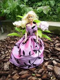 Choisissez parmi des robes étincelantes et des tas de créations éblouissantes. Coudre Des Vetements De Barbie 6 A La Maison