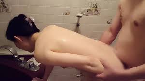 50대 후반의 유부녀는 아마추어 개인 촬영 중 생 질싸를 당합니다. 작은 가슴을 가진 날씬한 여자