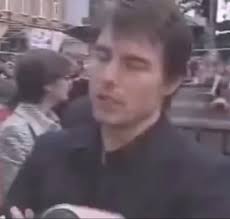 quando Tom Cruise è stato schizzato in faccia con l'acqua con un finto  microfono