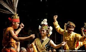 Secara umum, pengertian adat istiadat adalah suatu sistem norma atau tata kelakuan yang tumbuh, berkembang, dan dijunjung tinggi oleh suatu masyarat. Malaysiakini Ulasan Pejuang Sejati Tanah Adat Sarawak