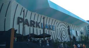 Parklake shopping center is a mall n a park wth lake outside where shoppers can relax. Parklake Shopping Center Bukarest Rumanien 2016