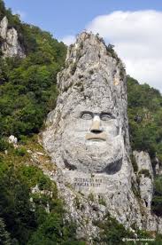 Recomand cu incredere sa porniti din orsova pentru a va putea bucura mai mult de plimbare si de a admira cat mai multe peisaje si variante de imbarcare veti gasi pe tot malul dunarii, la pensiuni, la statuia cu chipul lui decebal, toate difera la pret in functie de. Croaziera Pe Dunare Cu Barca La Cazane Talente De NÄzdrÄvani