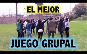 Jugar al aire libre estimula la imaginación y la creatividad de los niños, ya que es un escenario idóneo para inventar juegos e imaginar situaciones. Pin De Silvia Sofia En Juegos En Grupo Juegos De Grupo Juegos Recreativos Canciones