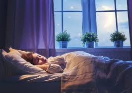 Agar dekorasi kamar tidur terlihat sempurna, jangan lupa maksimalkan fungsi storage yang ada di dalam ruangan untuk meminimalisir sumpek. Jadikan Kamar Tidur Jadi Lebih Nyaman Dengan 10 Rekomendasi Perlengkapan Kamar Tidur Berikut Ini