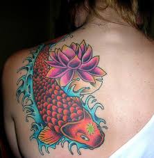 Antes de empezar debes saber que las flores son uno de los tatuajes más comunes entre las personas. Pez Koi Y Flor De Loto Tatuajes Para Mujeres