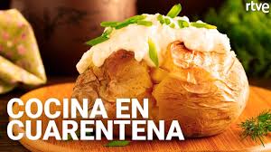 Todos los platos son cocinados con el mimo y cariño que este cocinero profesa a los cocineros anónimos que le ceden las recetas. Patata Asada A La Crema Cocina En Cuarentena Con Sergio Fernandez Youtube