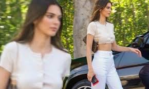 Самые новые твиты от kendall (@kendalljenner): Kendall Jenner Flashes Her Toned Abs As She Steps Out For Lunch With A Friend In West Hollywood Daily Mail Online