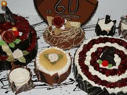 Verschiedene Geburtstags Torte Aus Sahne Mal Mit Kirschen Mal Mit Himmbergen Oder Eierlikor Geburtstagstorte Geburtstag Torte Torten