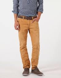También encontramos los pantalones chinos blancos, que al igual que los vaqueros nunca pasan de moda y todo hombre quiere quiera ir bien vestido y a la moda. Combinaciones Para Pantalon Oxido De Hombre Buscar Con Google Moda Ropa Hombre Moda Hombre Ropa De Caballero