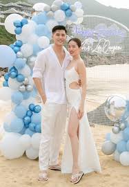 Không chỉ sở hữu một giọng hát giàu cảm xúc, lệ quyên còn được ngợi khen vì sự trẻ trung và nóng bỏng, dù đã ở độ tuổi cận kề 40. Lá»‡ Quyen Báº­t Khoc Ben Báº¡n Trai Kem 11 Tuá»•i Lam Báº£o Chau Vietnamnet