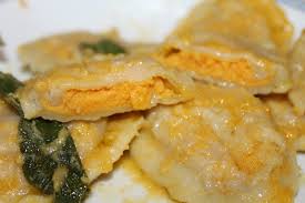 Ravioli al baccalà mantecato con olio, prezzemolo fresco e chips di polenta. La Ricetta Dei Tortelli Della Bassa Con La Zucca Brescia A Tavola