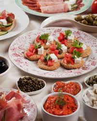 In estate può essere carino organizzare un pranzo, un aperitivo o una cena buffet in giardino o in terrazza. Preparare Un Menu Economico Di Compleanno Senza Cucinare Feste E Compleanni