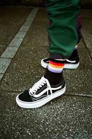 However, you can make your feet look smaller by wearing dark colored shoes. Men S Stylish Tumblr Style Vintage Vibes Retro Black Vans Sneakers Low Top Old Skool Trendy Shoes Striped Socks Sock Outfits Black Vans
