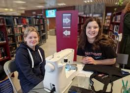 Abelone og Gabriela har ein klar plan for dei gamle kleda