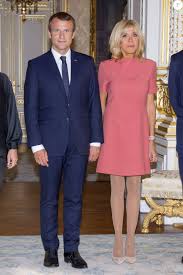 Emmanuel macron était ainsi ami, au collège, avec la fille de brigitte auzière, laurence, ce qui lui a permis de rencontrer celle qui deviendra sa future femme. Epingle Sur La Mode A La Brigitte Macron